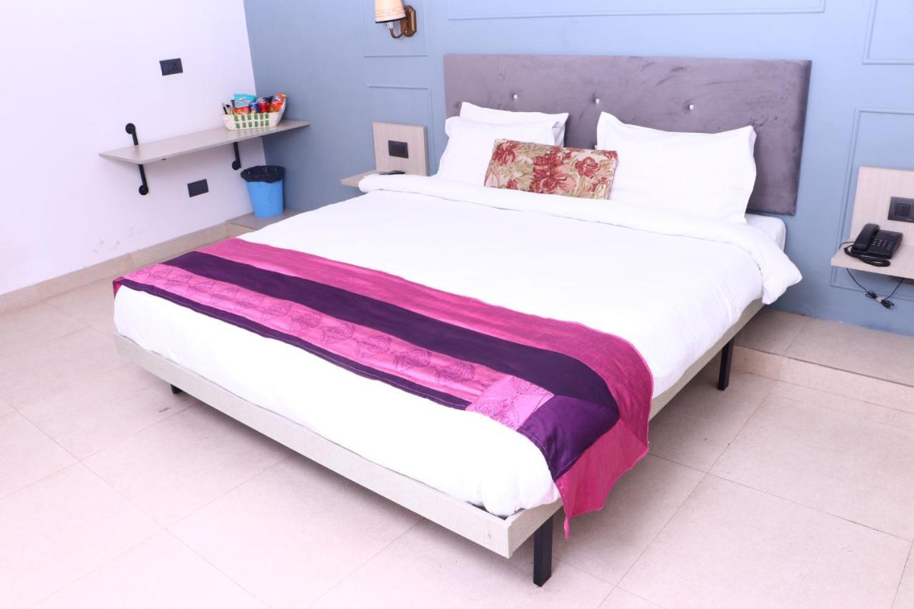 Virohaa Garden Hotel Ghaziabad Luaran gambar