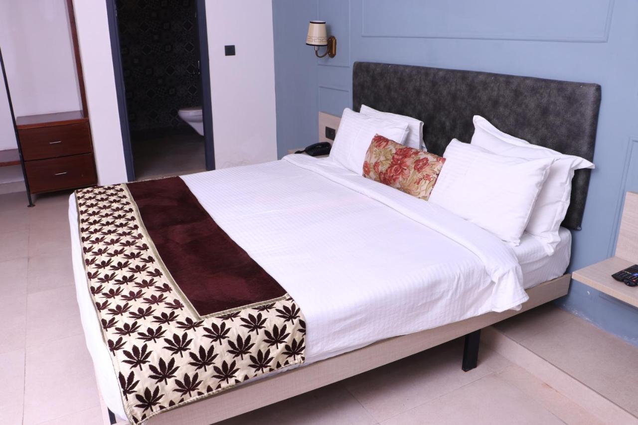 Virohaa Garden Hotel Ghaziabad Luaran gambar